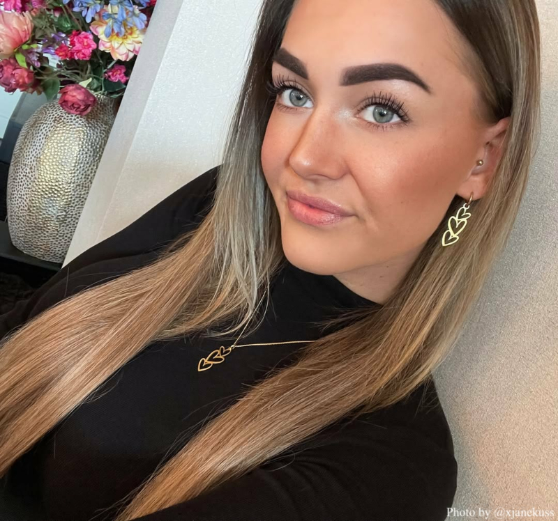 Influencer met triple heart oorbellen en ketting