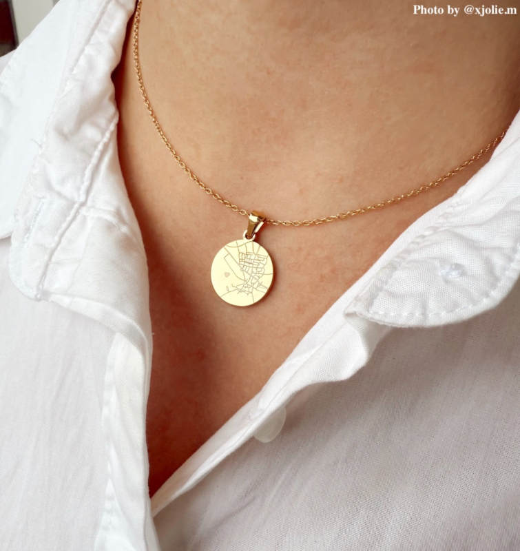 Influencer met gouden sieraden