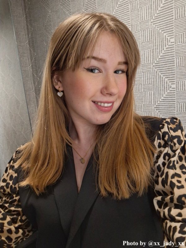 Influencer met goud/witte hartjes oorbellen en gouden ketting