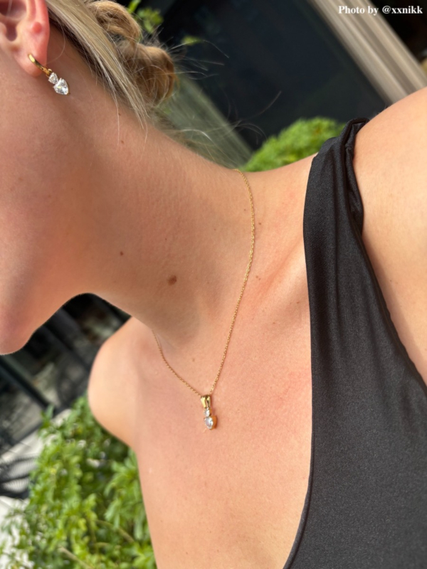 Influencer met sieradenset