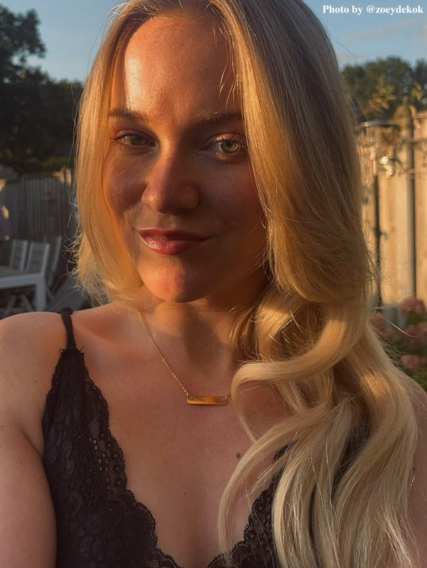 Influencer met bar ketting