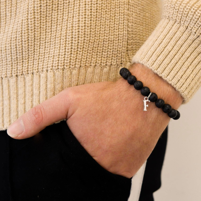 Stoere kralen armband om de hand voor een trendy look