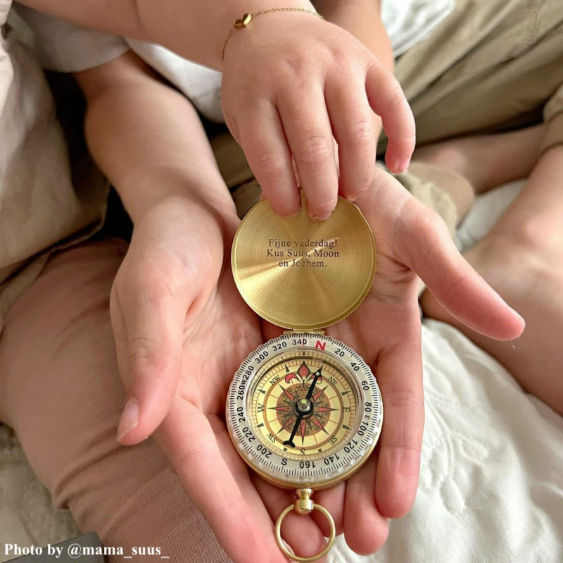 Influencer met gouden kompas met gravering