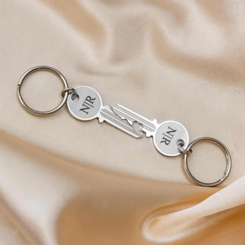 Sleutelhangers op satijn die een hartje vormen