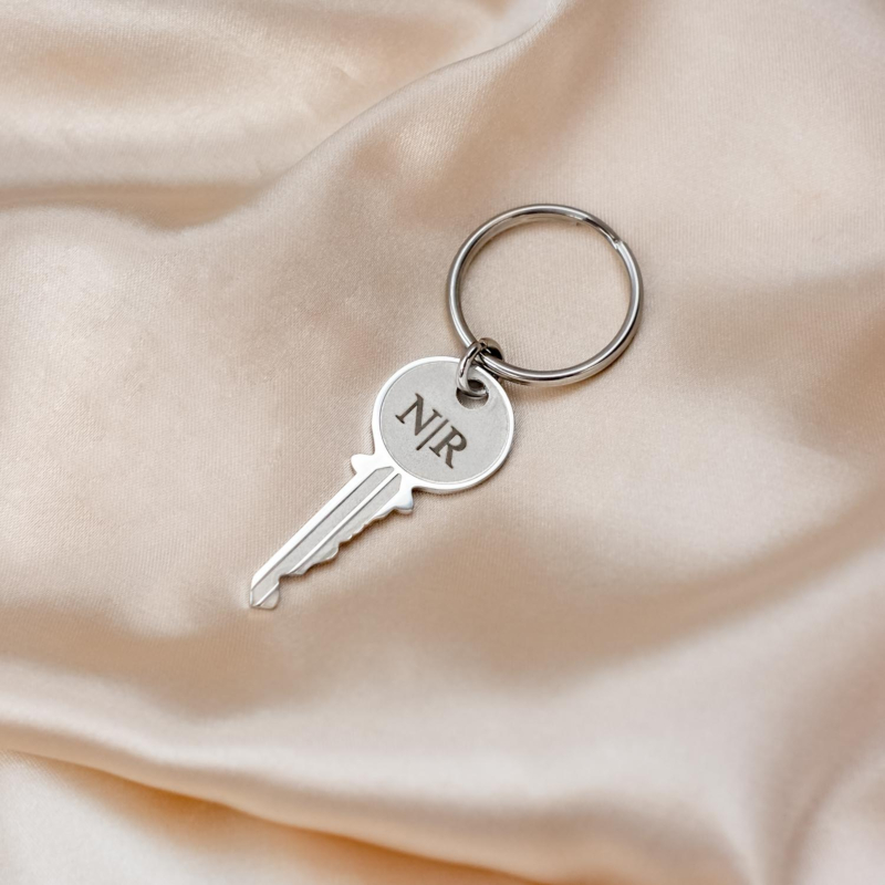 Zilveren sleutelhanger met initialen op satijn