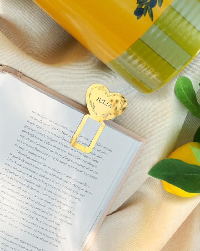 gouden hartjes boekenlegger bij een boek