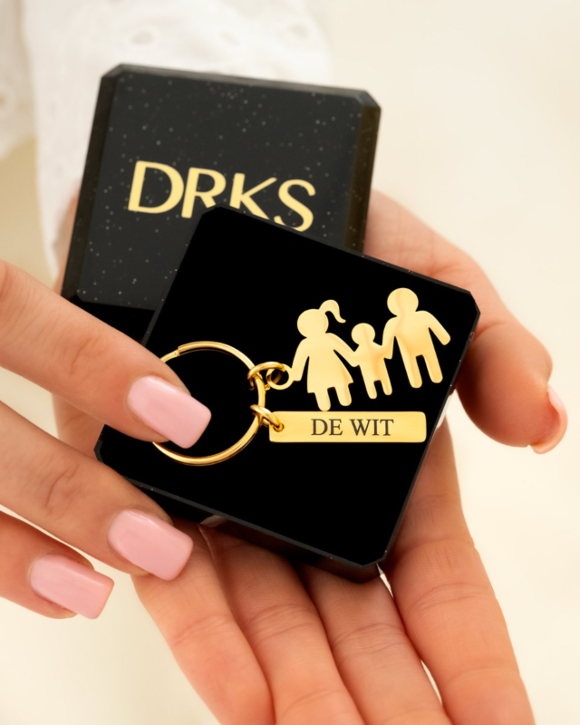 Sleutelhanger man vrouw en kind in sieradendoosje goud