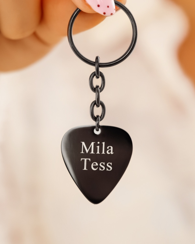 Zwarte sleutelhanger plectrum zwart met namen