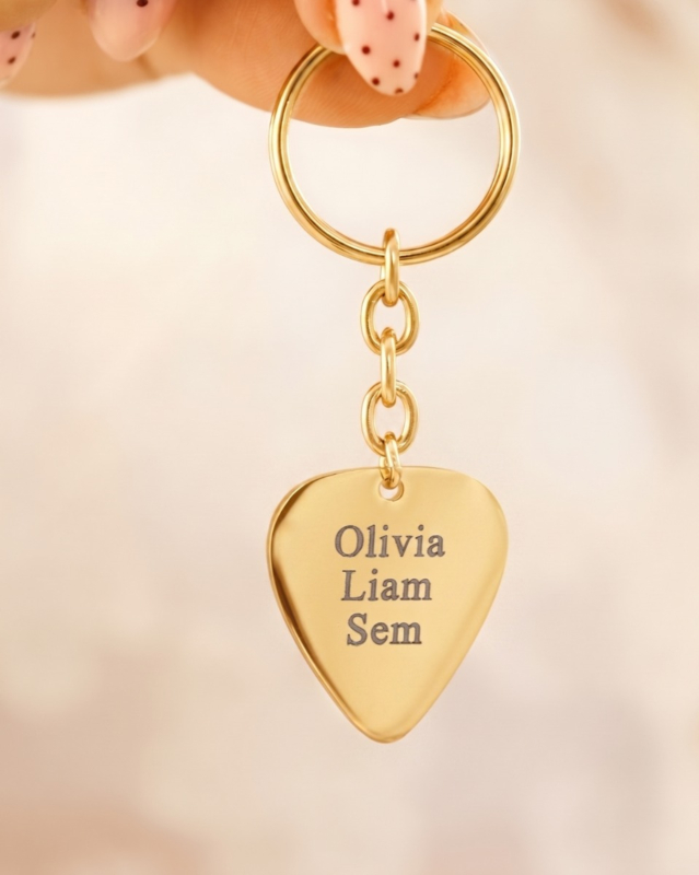 Gouden plectrum sleutelhanger met namen
