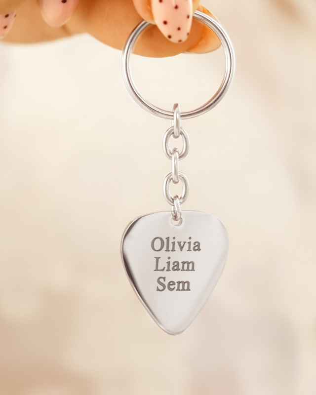 Zilveren sleutelhanger plectrum met namen