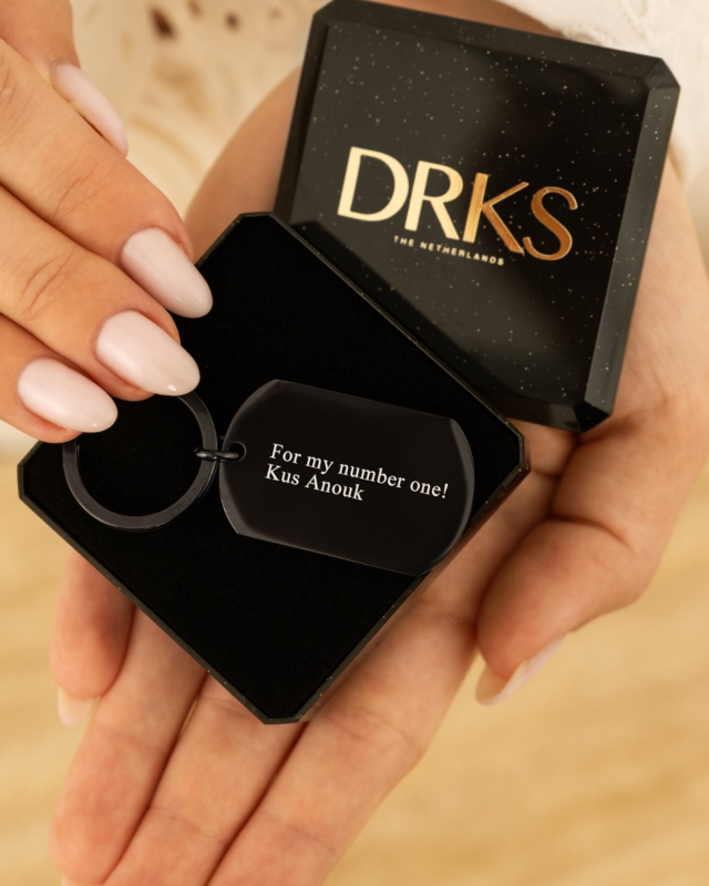 Zwarte sleutelhanger met tekst in sieradendoosje