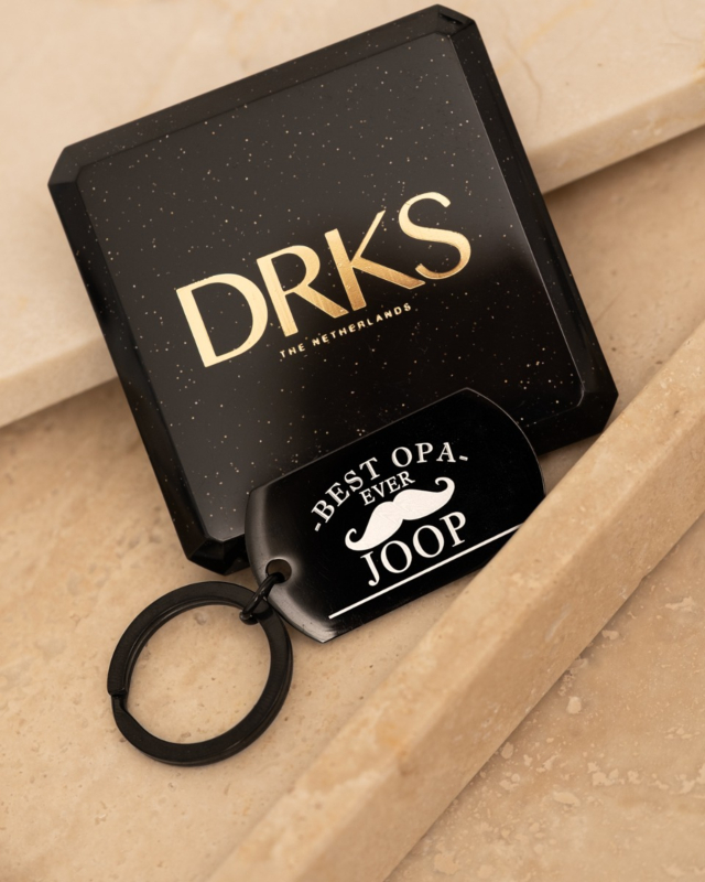 Zwarte sleutelhanger voor opa in sieradendoosje