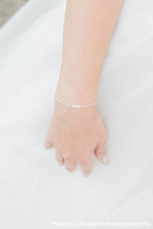 Bruid draagt subtiele parel armband