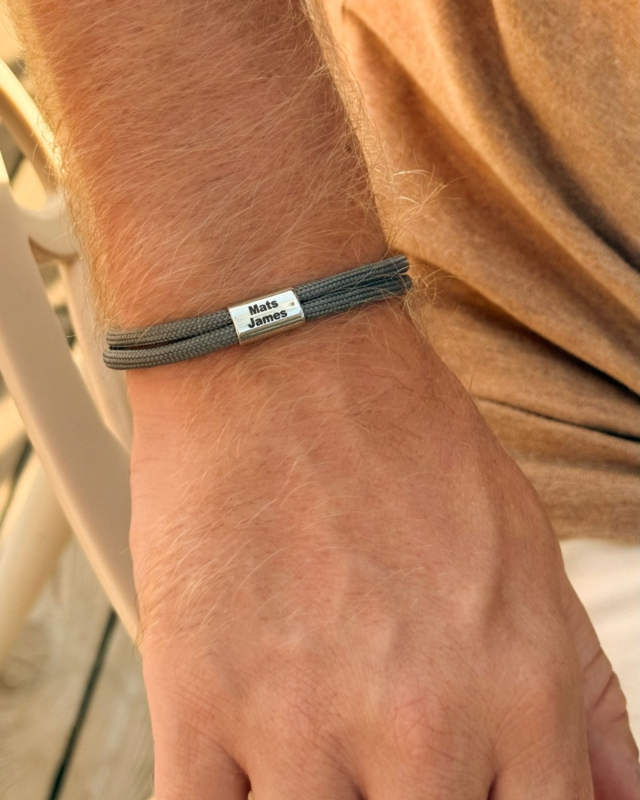 Grijze heren armband met gravering
