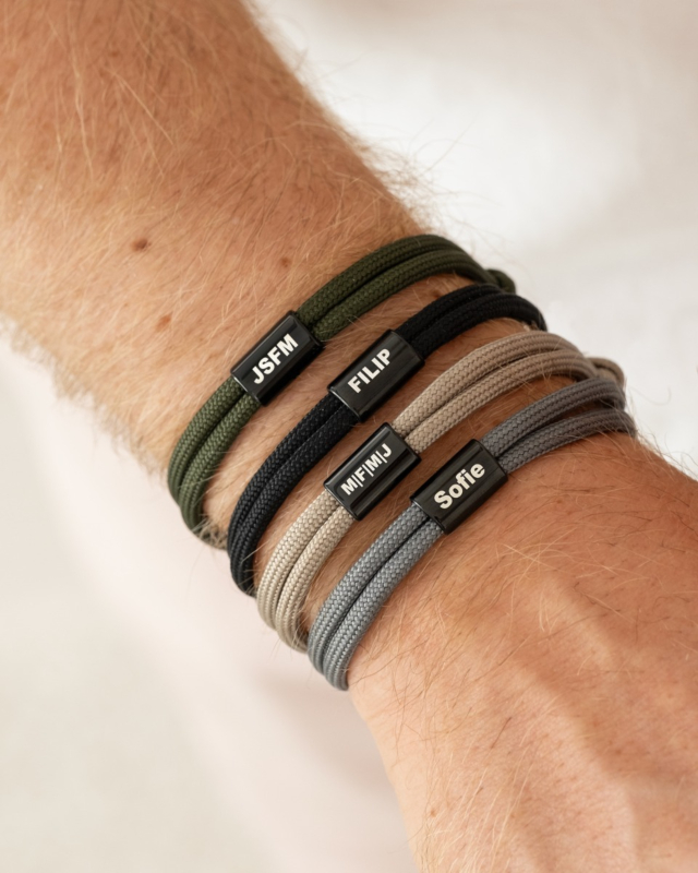 Vier heren armbanden om pols