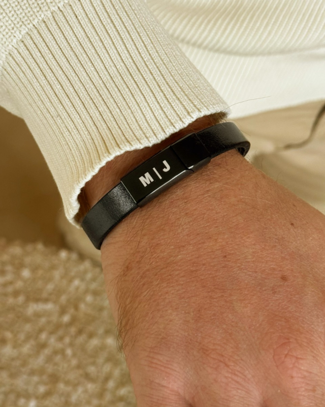 Zwarte leren heren armband met initialen