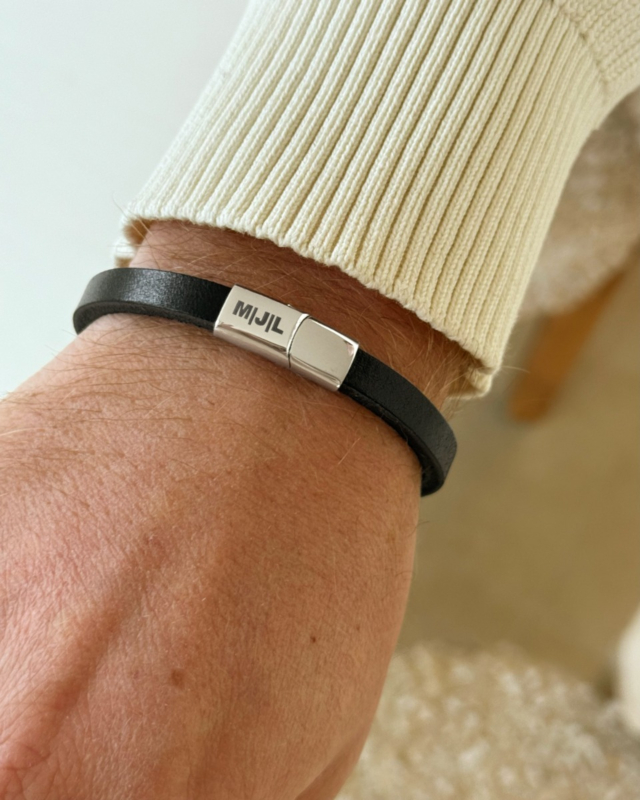 Zwarte leren heren armband met initialen
