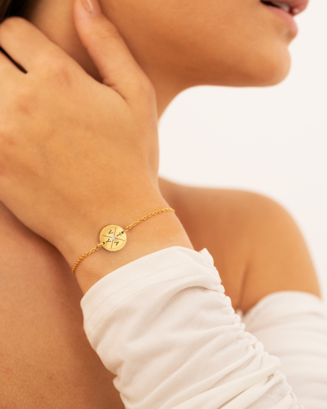 Model met gouden armband met 4 letters
