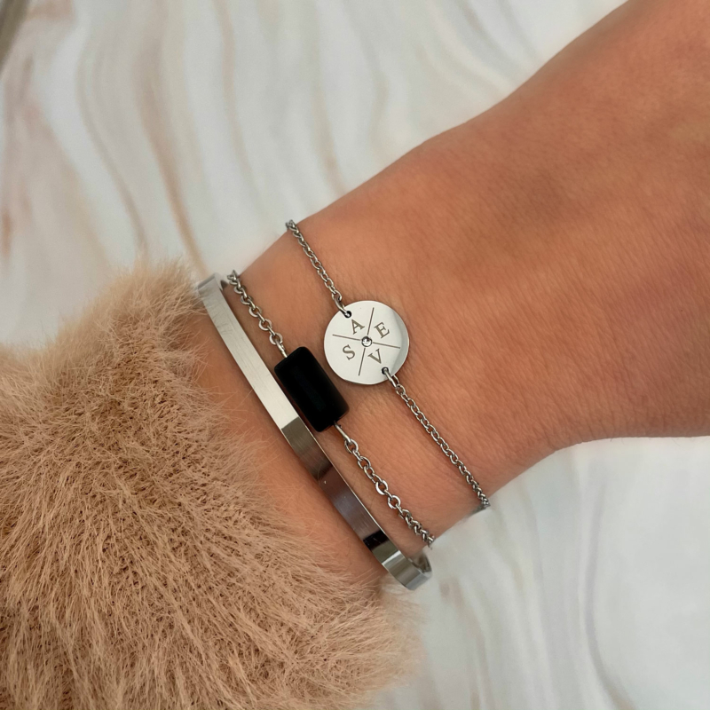Mooie intitialen armband om te dragen