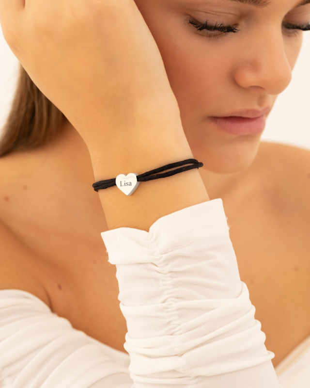 Zwarte satijnen armbandje met hartje zilver