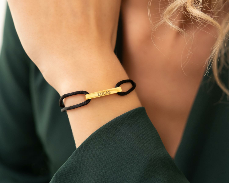 Zwarte satijnen armband met gouden bar voor vrouwen