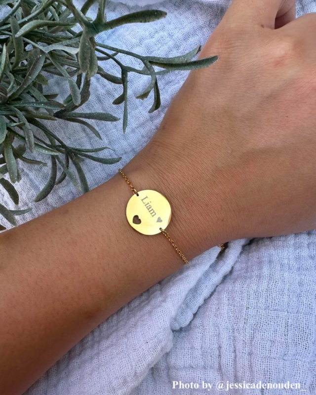 Influencer met graveerbare armband