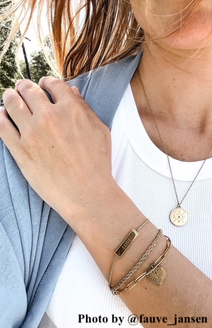 Influencer met gouden sieraden van drks