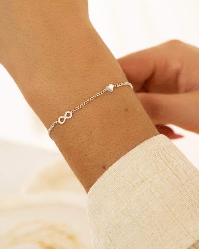 zilveren armband met infinity teken en hartje