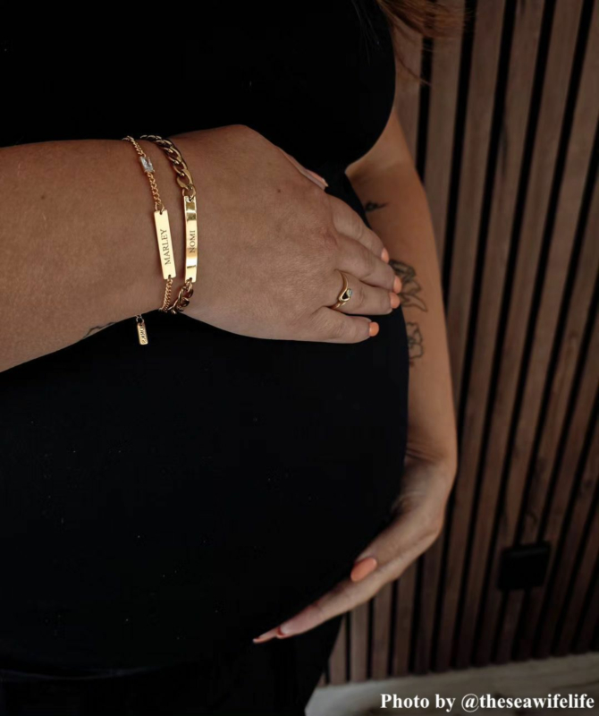 Gouden armbandjes bij influencer