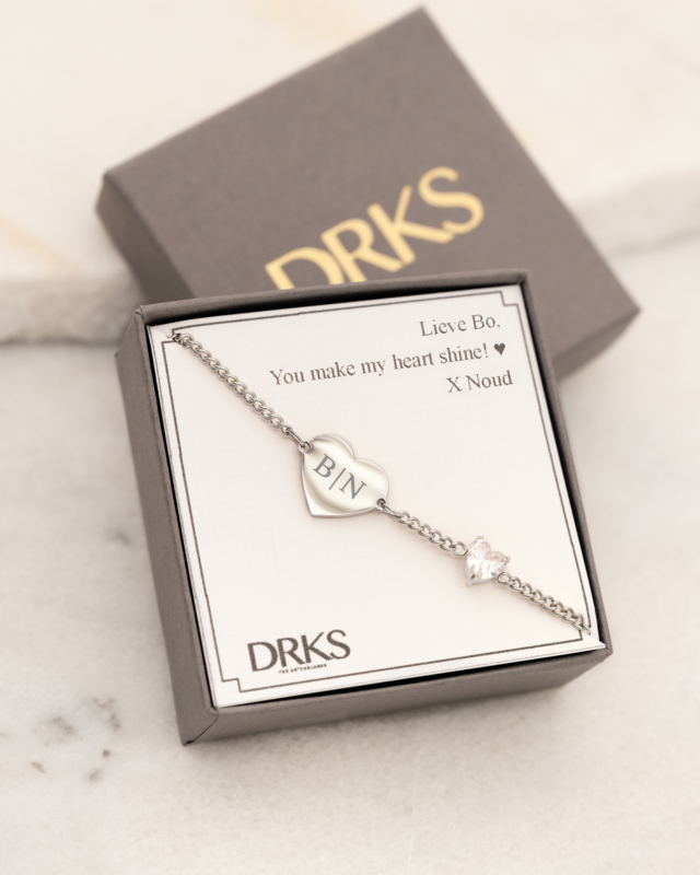 zilveren graveerbare armband met hartje in DRKS sieradendoosje