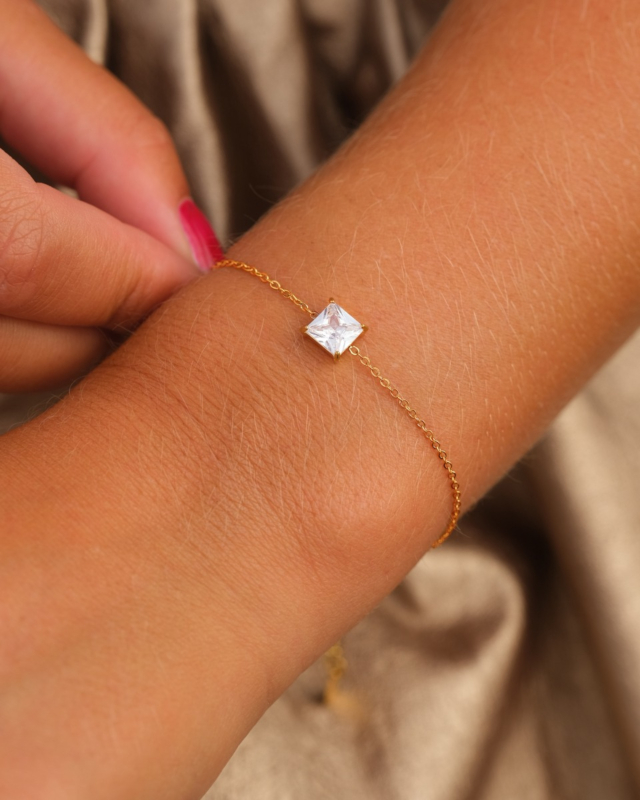 gouden armbandje met vierkant sparkle steentje