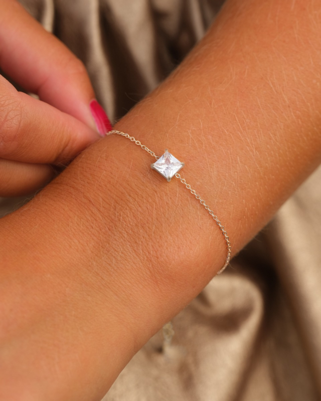 zilveren armbandje met vierkant steentje