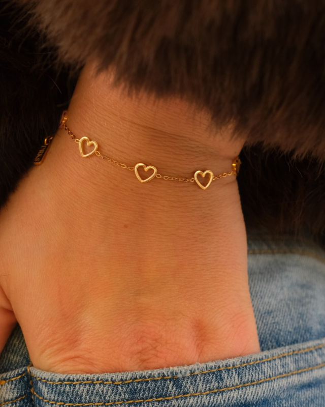 Gouden armband met 5 hartjes
