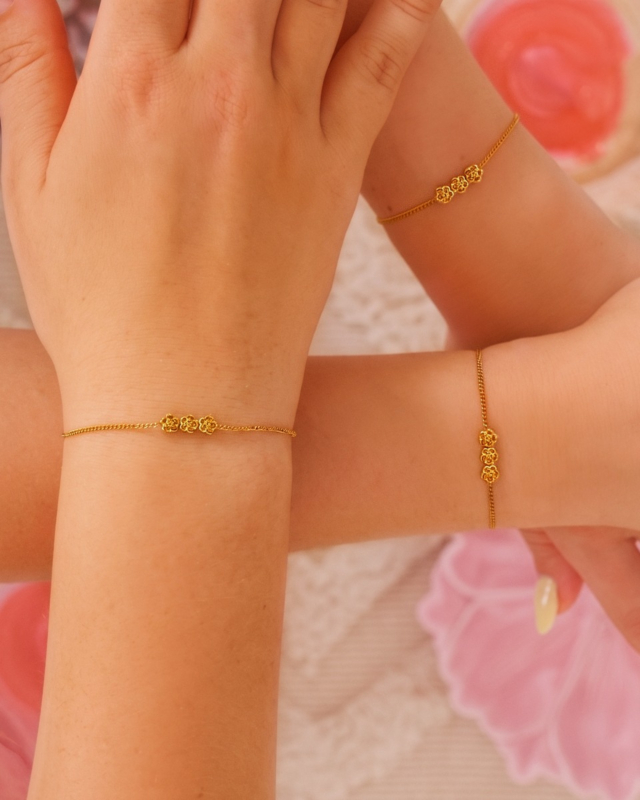Gouden armbanden met bloemetjes
