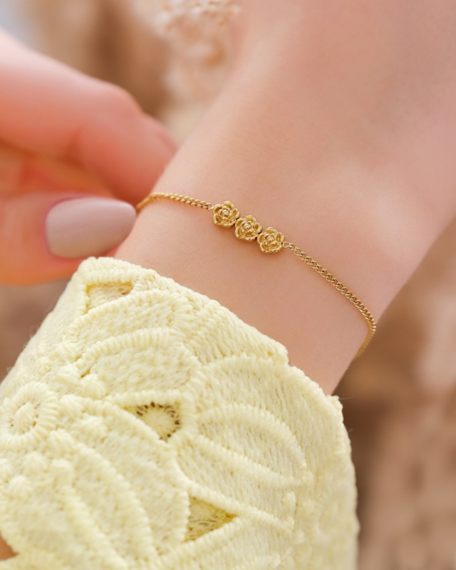 Armband met drie bloemen goud