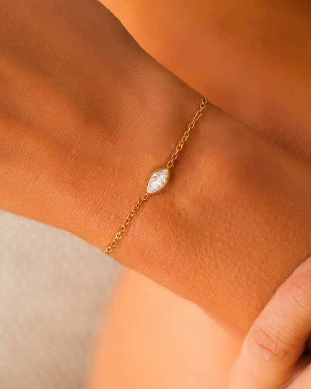 Gouden armband met steentje
