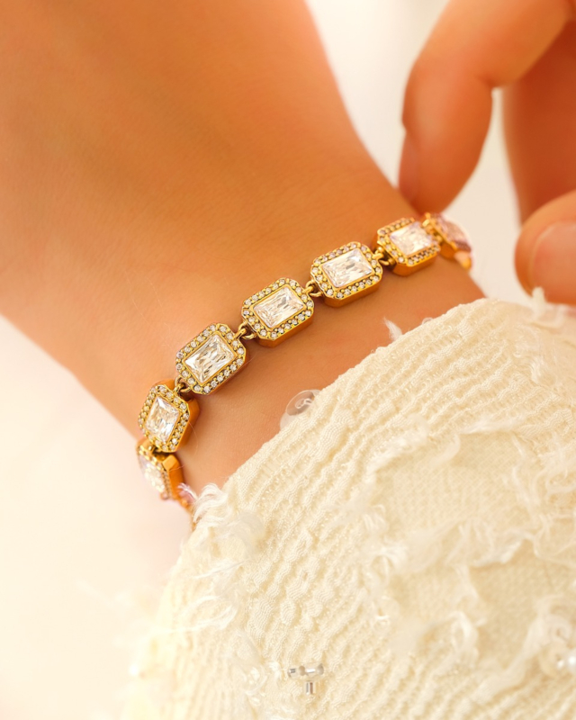 Gouden armband met steentjes