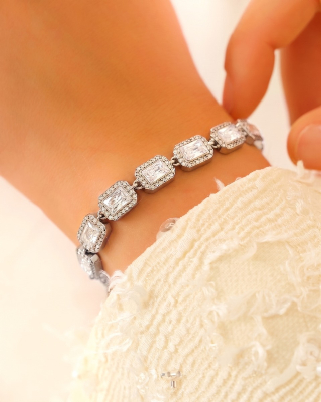 Zilveren armband met steentjes
