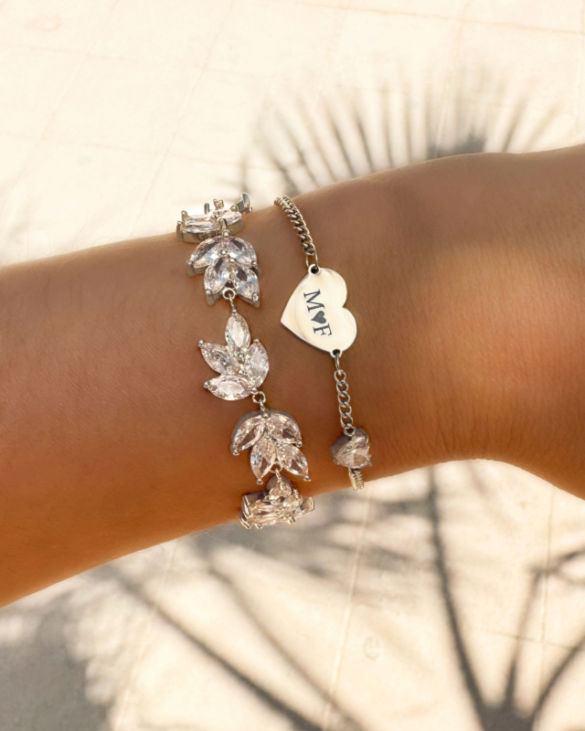 Zilveren armparty bij model