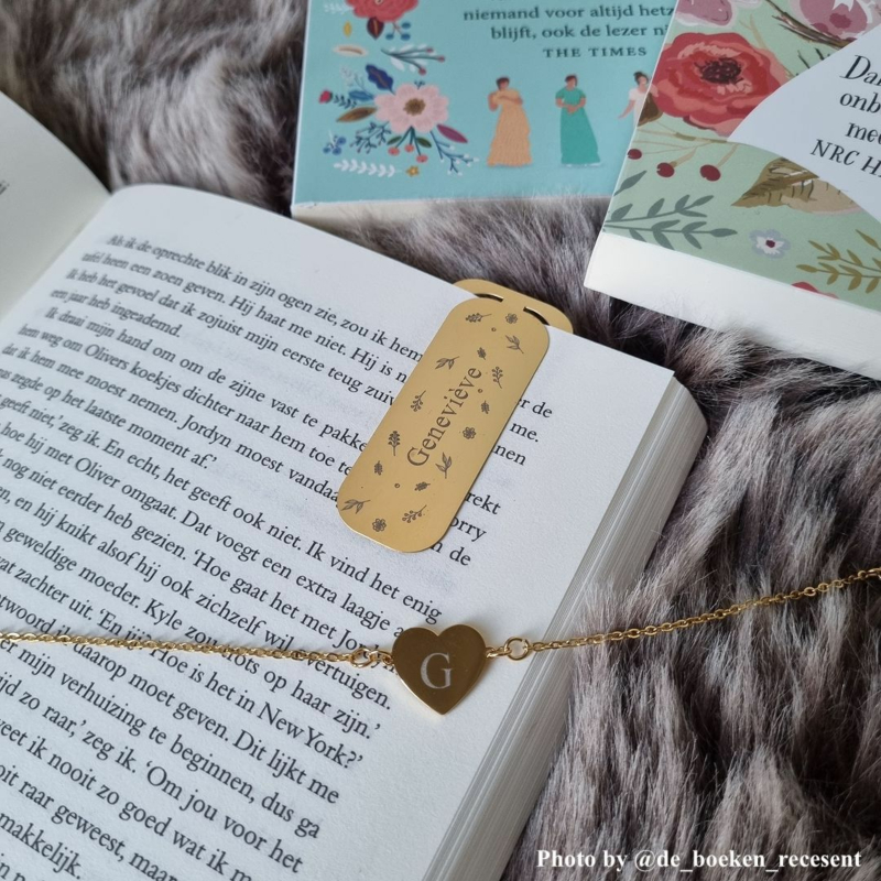 Influencer met boekenlegger en armband