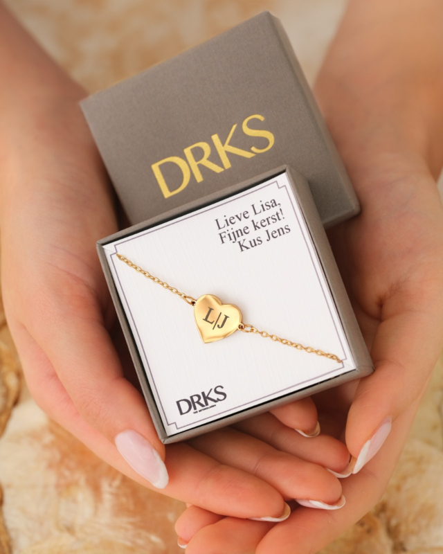 Graveerbare hartjes armband goud in sieradendoosje
