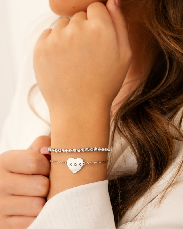 Model draagt zilveren armparty