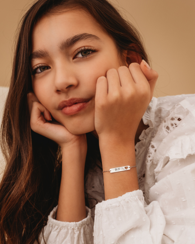 Model draagt kinder armbandje van moeder & dochter set