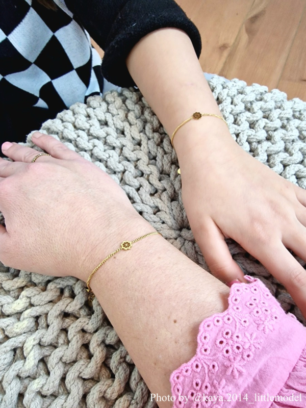 influencer draagt gouden flower armband