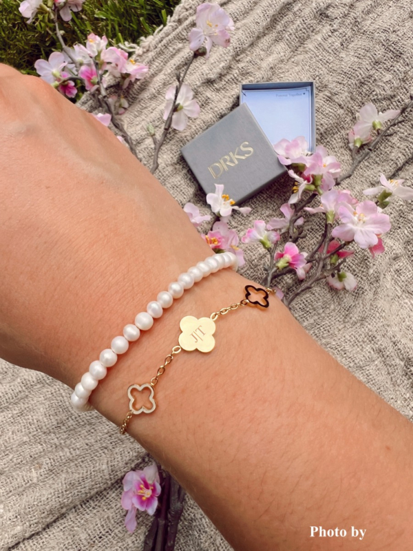 Initial armband with triple clover goudkleurig