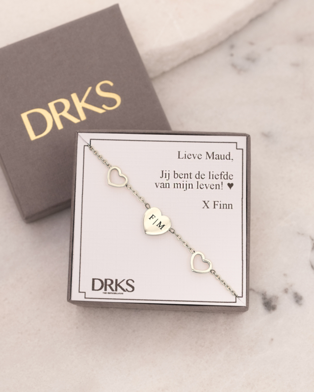 Graveerbare hartjes armband zilver in DRKS sieradendoosje
