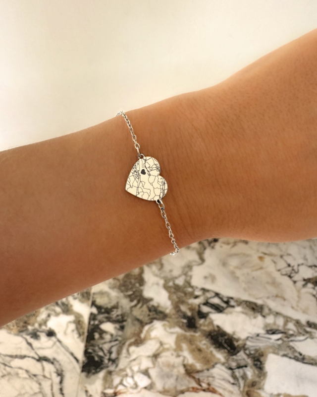 Hartjes armband met where we met om pols