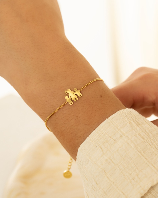 gouden armbandje met moeder en 2 kindjes