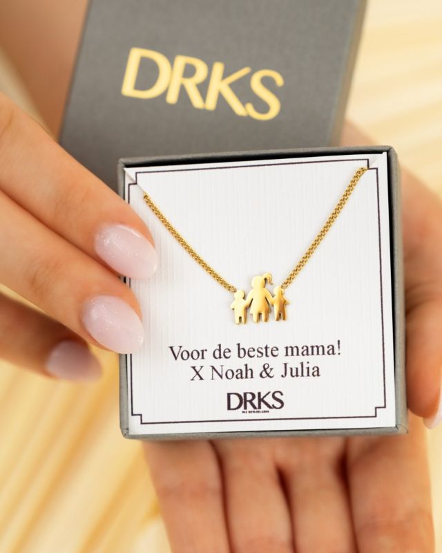 Gouden ketting vrouw en twee kinderen in sieradendoosje