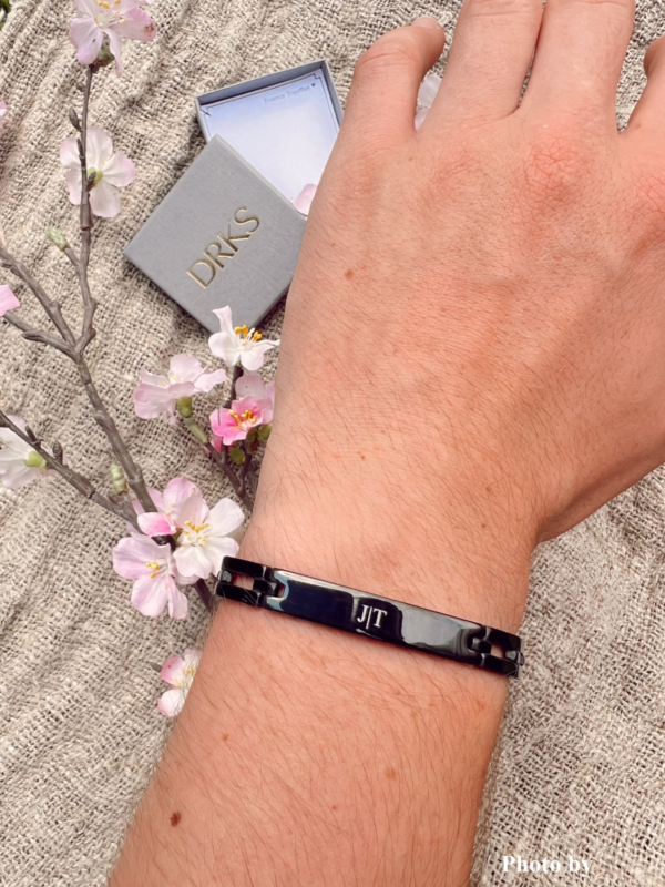 Influencer met zwarte heren armband